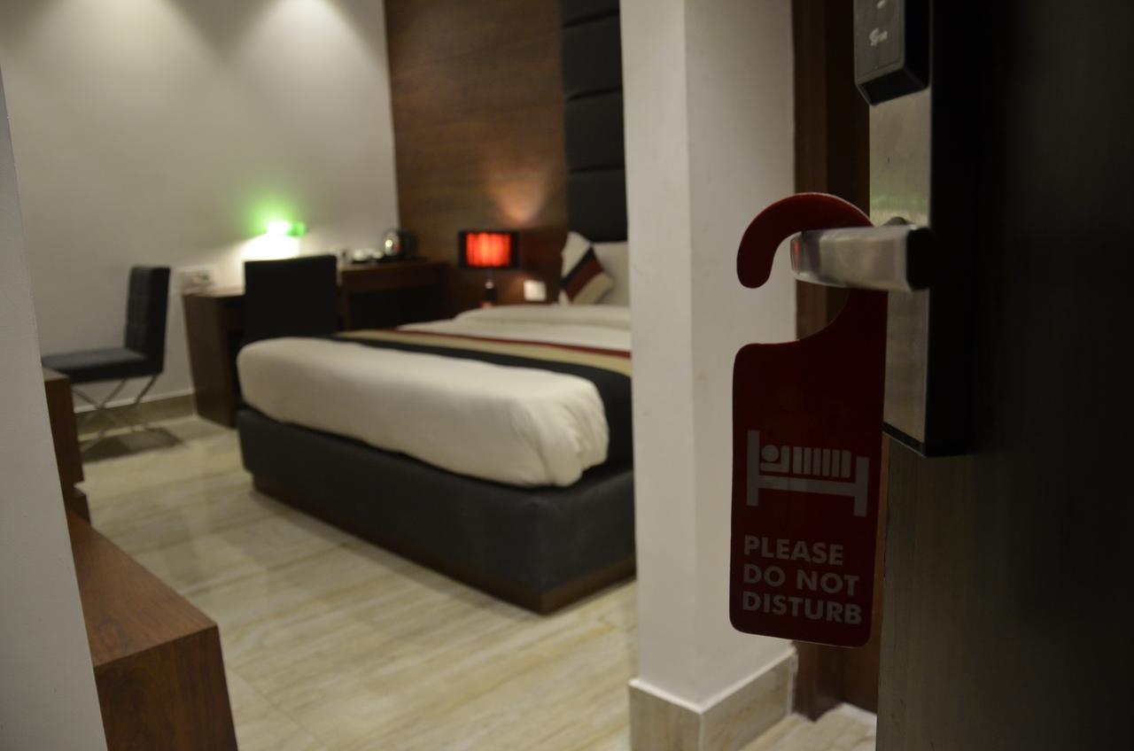 Oyo 1358 Hotel Crossroad Lucknow Exterior foto
