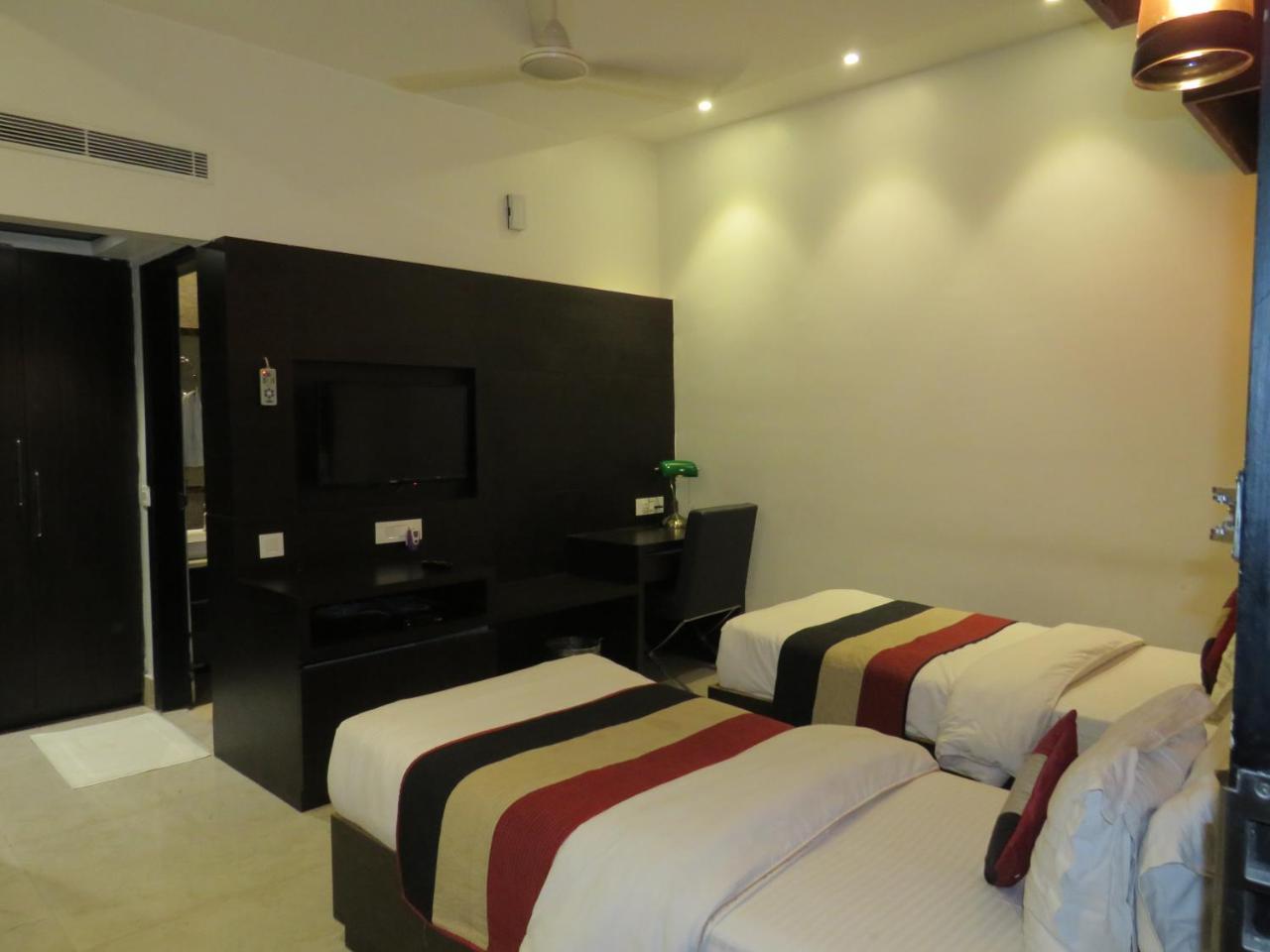 Oyo 1358 Hotel Crossroad Lucknow Exterior foto